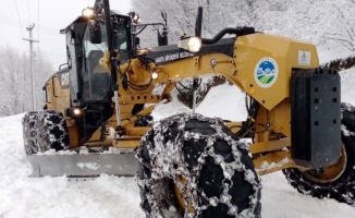 Sakarya Büyükşehir kar mesaisinde: 63 mahallede okul yolları açıldı