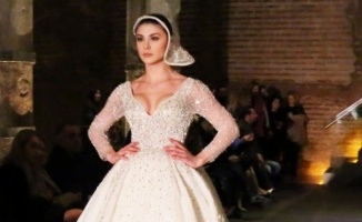 Taçlı güzeller İstanbul'da Bridal defilesinde