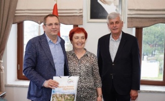 Ayvalık Belediye Başkanı Mesut Ergin, Sjenica’lı konukları tarihi binada ağırladı 