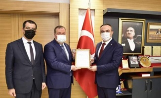 Başkan Ramazan, zeytinyağının coğrafi işaret belgesini Vali Soytürk'e takdim etti 