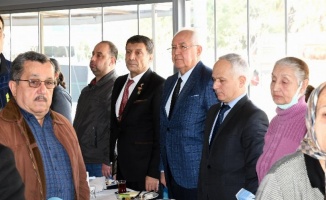 Başkan Selvitopu İzmir Karabağlar'da şehit aileleriyle buluştu