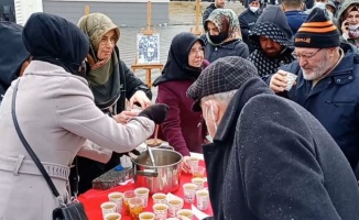Bursa'da Saadet Partili kadınlardan üzüm hoşafı ikramı