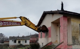 Bursa İnegöl'de metruk yapı ev eski okul binaları yıkıldı 