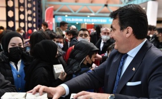 Bursa Osmangazi Belediye Başkanı Dündar Kitap Fuarı'nı ziyaret etti 