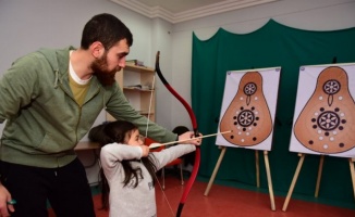 Bursa Yıldırım'da çocuklara ücretsiz okçuluk eğitimi 