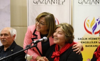 Gaziantep Büyükşehir, Yaşlılar Haftasında 65 yaş ve üstü 500 vatandaşa konuşan tansiyon aleti dağıttı 