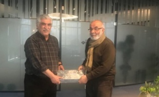 İpekli Dokunuşlar projesini mimarı Saffet Arslan, "Sokaktan Madalyaya Uzanan Eller" projesi 
