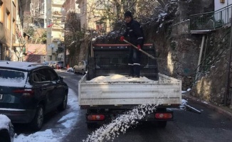 İzmit Belediyesi karla mücadelede, tuzlama çalışmalarını aralıksız sürdürüyor