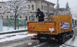 Kocaeli İzmit Belediyesi, karla mücadeleyi canla başla sürdürüyor