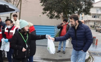 Kocaeli İzmit Belediyesi, ürettiği istiridye mantarını vatandaşlara dağıttı