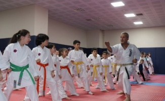 Kocaeli İzmit Belediyespor, geleceğin usta karatecilerini yetiştiriyor 