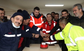 Kocaeli İzmit'te karla mücadele ekibine pastalı sürpriz