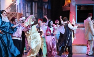 Manisa'da Dünya Tiyatro Günü’ne özel ‘Kaynana’ oyunu sahnelendi