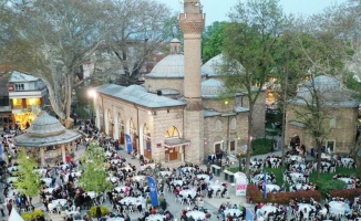 Bursa İnegöl'de tarihi meydan iftar sofrasına dönüştü