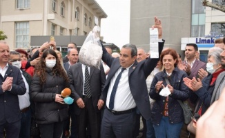 CHP Bursa'da elektrik borcundan dolayı kesilen faturasını ödedi