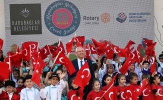 İzmir Karabağlar'da binlerce çocuk gönüllerince eğlendi 