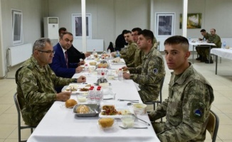 Kilis Valisi Soytürk sınırda iftar yaptı 
