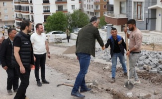 Mehmet Savran sahada işçilerin bayramını kutladı