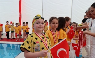 Minikler 23 Nisan Yüzme Yarışında kıyasıya yarıştı 