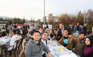 NÖHÜ'de Başkan Özdemir Öğrencilerle iftar yaptı