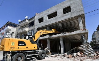Bursa Osmangazi'de 3 katlı kaçak bina yıkıldı