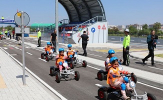 Bursa’da çocuklar trafiği kurallarıyla öğreniyor