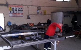 Kocaeli İzmit Belediyesi atölyeleri  fabrika gibi üretmeye devam ediyor