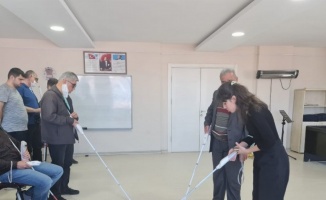 Kocaeli İzmit Belediyesi görme engelli vatandaşlara Dijital Baston Eğitimi verdi