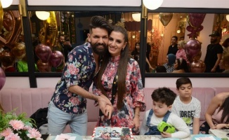 Mehmet Çevik'ten eşine oryantalli sürpriz eğlence dolu kutlama 