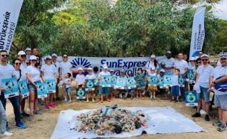 Antalya'da SunExpress kıyıdan 75 kilogram atık topladı
