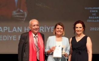 Başkan Hürriyet'e uluslararası sanata katkı ödülü