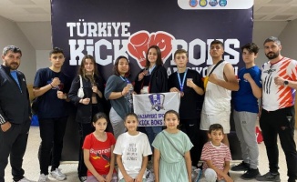 Bilecikli Kick Boksçuların Türkiye Şampiyonluğu sevinci