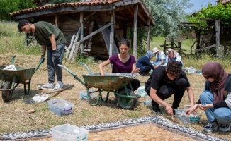Bursa'da arkeoloji meraklıları mozaik yapımını deneyimliyor