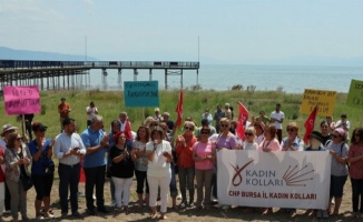 Bursa'da CHP'li kadınlar kuraklığa İznik Gölü'nden çağrı yaptı