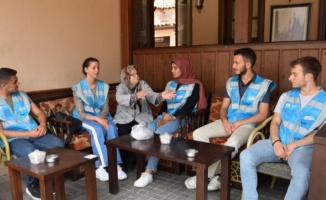 Bursa Yıldırım'da gençlik ekibinden Bayser Teyze'ye moral