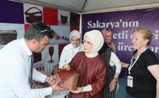 Emine Erdoğan Sakarya'nın el emeklerine hayran kaldı