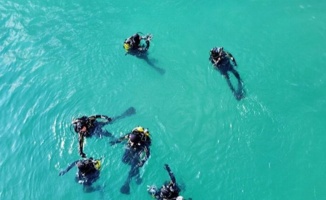 Su altı polisleri Adana Seyhan Gölü'nü temizlik