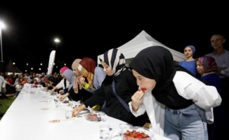 Bursa İnegöl'de çilek yeme yarışması nefes kesti