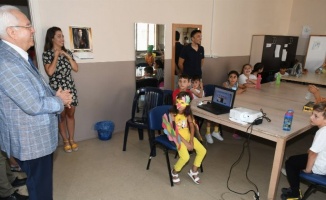 İzmir Karabağlar'da çocukların 'yaz' keyfi