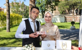 Kayseri Talas'ta taze çiftlere 'mini yastık' hediyesi