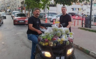 Bursa Mudanya'da Muhtar Şaş’tan çocuklara meyve servisi