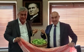 İzmir Güzelbahçe'den Başkan Tunç'a bardacıklı davetiye