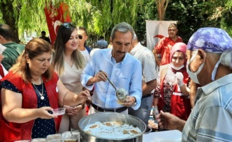 İzmir Urla'da Türk Kızılay'dan aşure ikramı