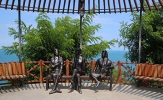 'Üç kız' heykeli tahrip edildi