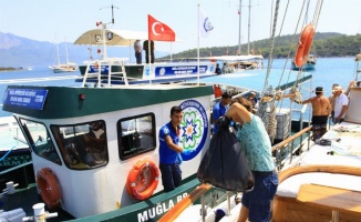 Muğla Büyükşehir Belediyesi bayram tatilinde de teknelerden atık topladı