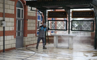 Çayırova'da ibadethane avlularında temizlik çalışması