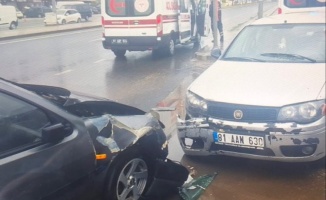 Düzce'de 3 aracın karıştığı kazada 4 kişi yaralandı