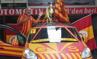 Galatasaray şampiyon oldu, arabasını sarı kırmızıya boyadı