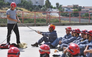 İzmir'in genç itfaiyecileri sıkı eğitimden geçiyor