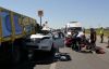 Otomobil ışıkta bekleyen kamyonun altına girdi: 4 yaralı